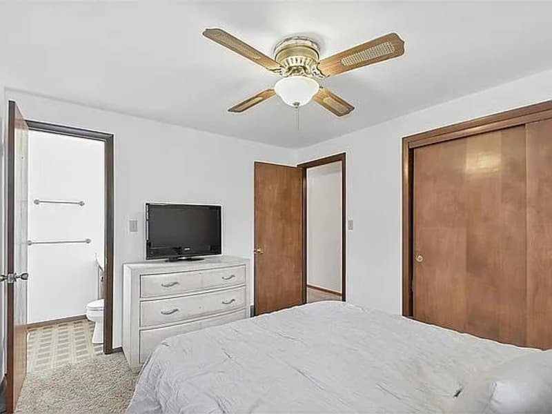 Ashwaubenon House: 2217 Barberry Lane