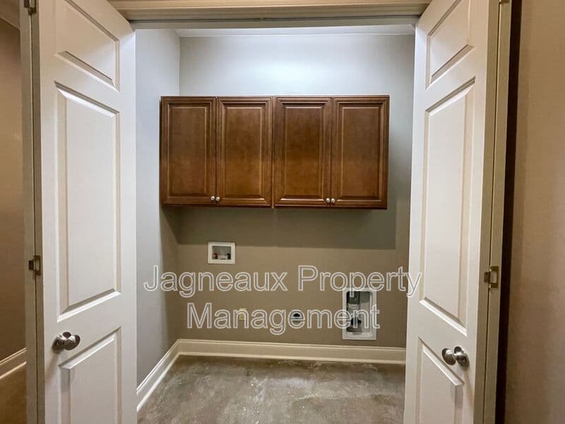 Lafayette House: 107 Hargrave Dr