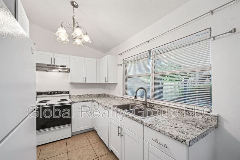 Live Oak House: 7713 Narrow Pass St