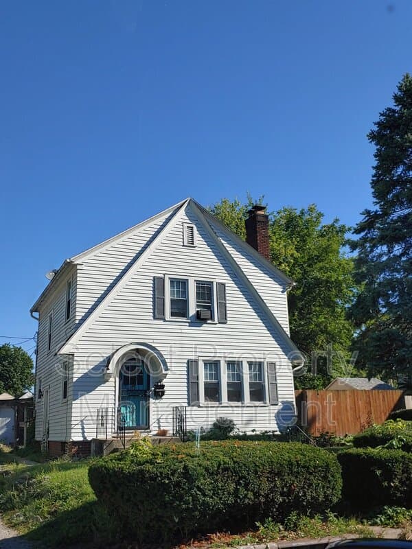 Fort Wayne House: 1321 Clara Ave