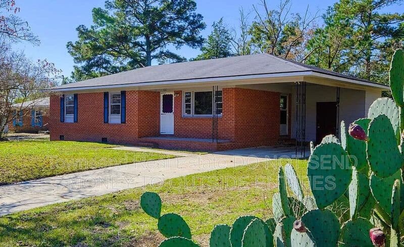 Fayetteville House: 2604 Brentford Dr.