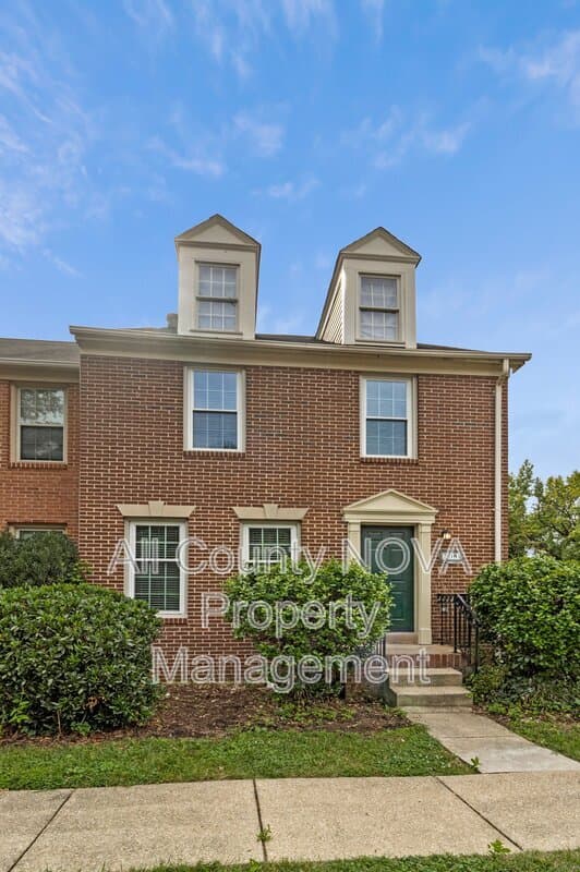Alexandria House: 208 Ellsworth St.