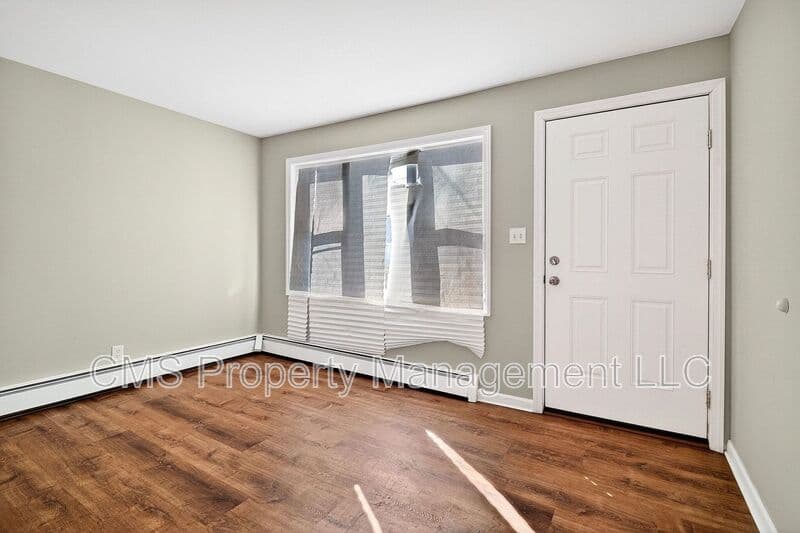 Old Bridge House: 24 Steinhardt Ave