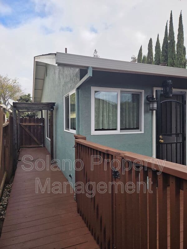 Fairfield House: 2827 Owens St