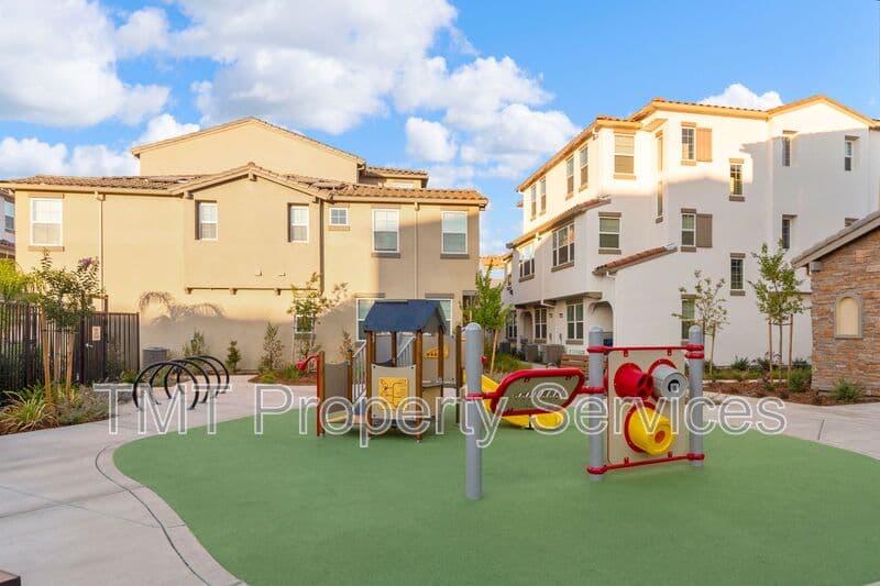Sacramento Townhome: 31 Advantage Court