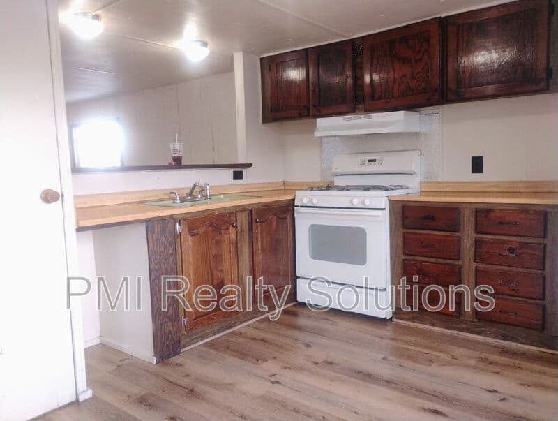 Porter House: 300 NW Elberta St