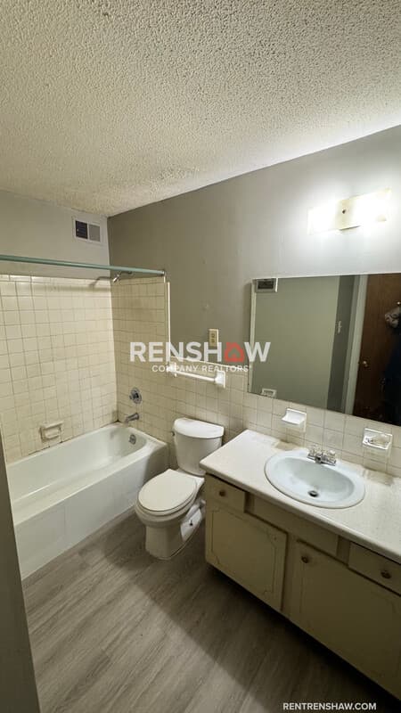 Memphis Condo: 3220 S Mendenhall Rd 1a