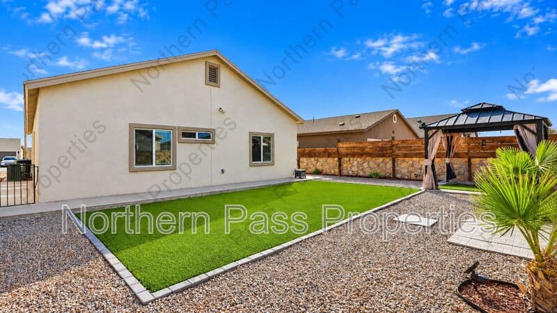 El Paso House: 15153 Composition