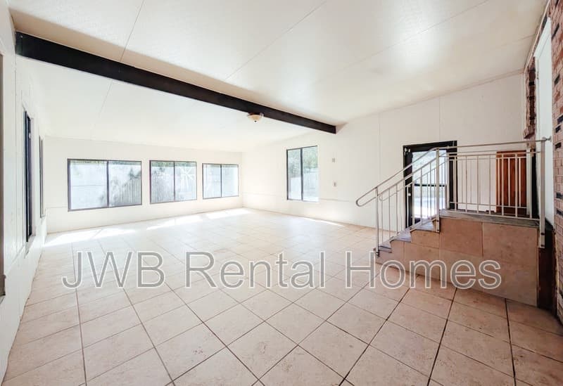 Jacksonville House: 768 Gardenia Ln