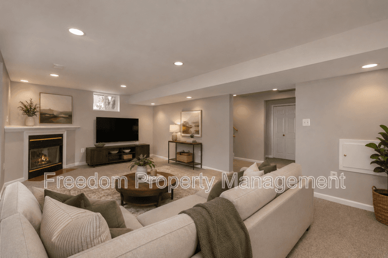 Warrenton House: 80 Brookshire Dr