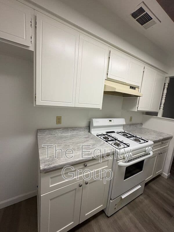 Visalia House: 1826 E Vassar Ave