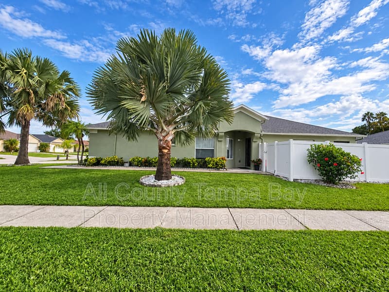 Riverview House: 11747 Lynmoor Dr
