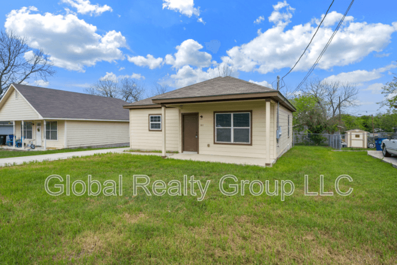 New Braunfels House: 161 S Krueger Ave