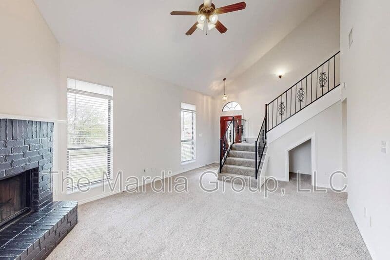 Fort Worth House: 8002 Arbor Avenue