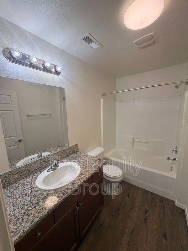 Tulare House: 2109 Bella Oaks Drive