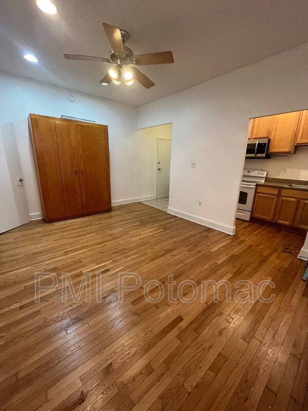 Washington Condo: 1401 Columbia Rd NW