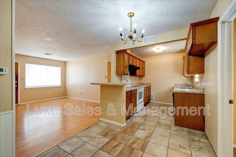 Midwest City House: 116 W. Rose Drive