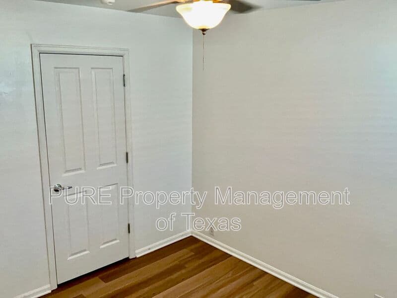 Leander House: 789 Kingfisher Ln