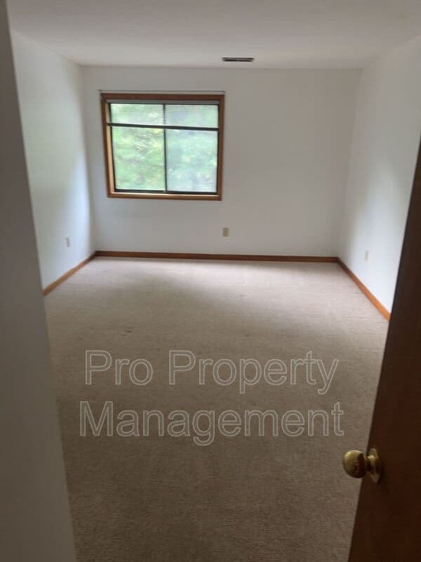 Danbury House: 166 Old Brookfield Road