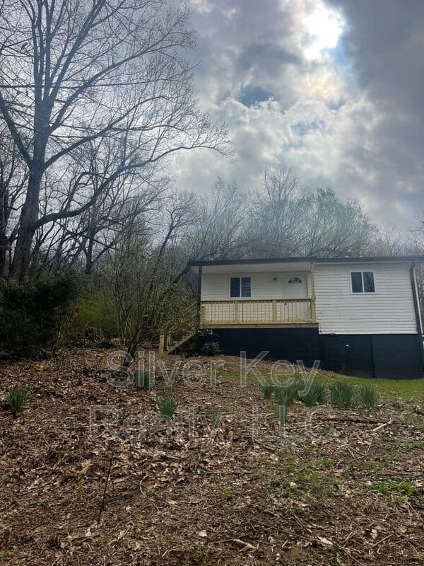 Swwetwater House: 1008 Old Highway 68