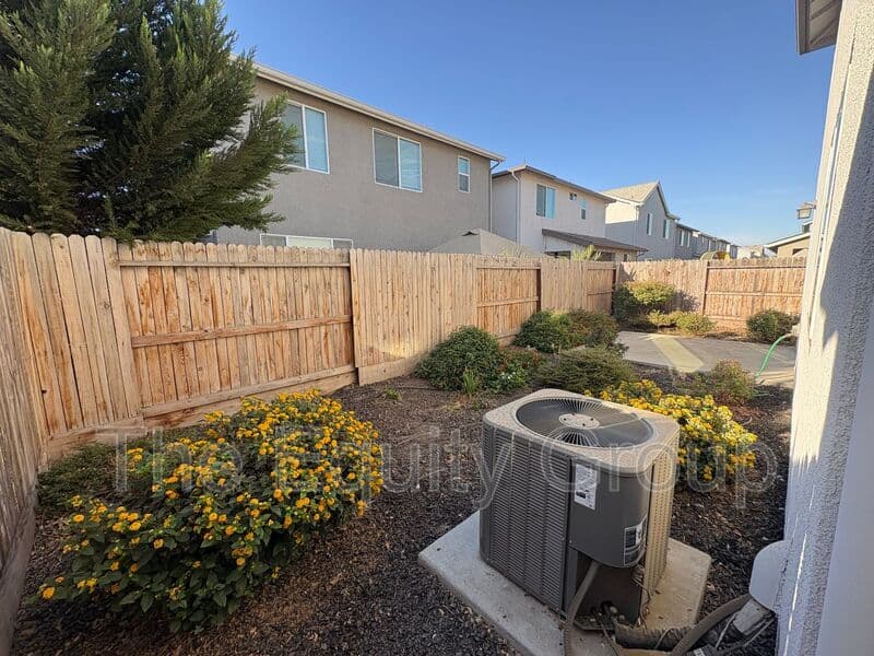 Visalia House: 1005 West Sedona Ave