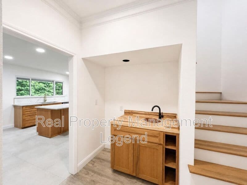 Benbrook House: 70 Legend Road