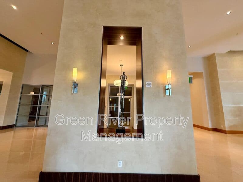 Jacksonville House: 1431 Riverplace Boulevard