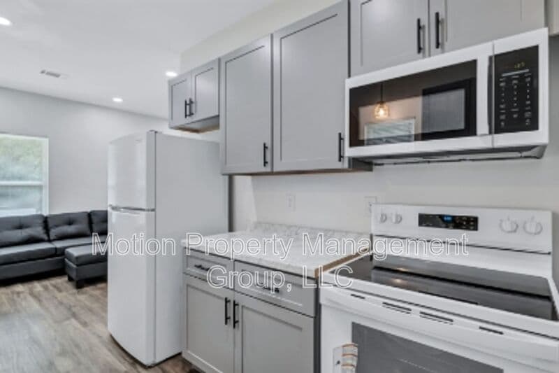 Fort Valley House: 700 Carmen Ave