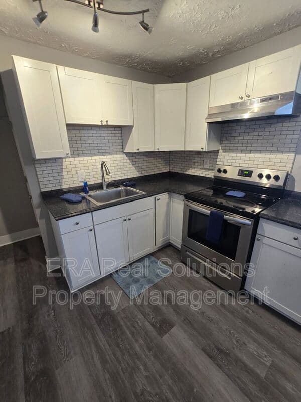 Columbus House: 49 S. Harris Avenue