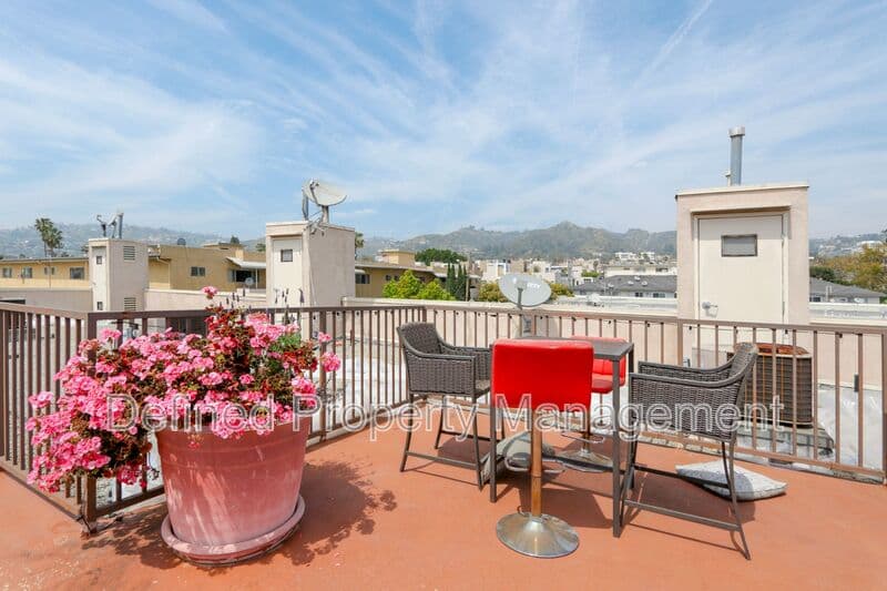 Los Angeles Condo: 1325 N Poinsettia