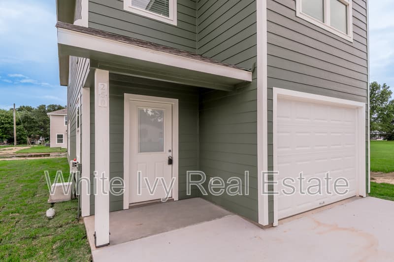 Point Blank House: 250 N Shady Oaks