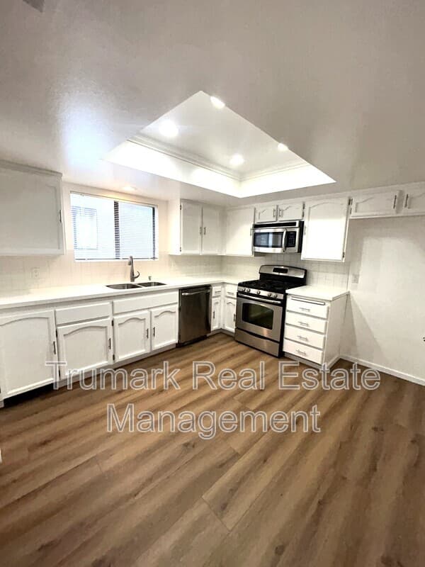 Glendale Townhome: 3831 La Crescenta Ave