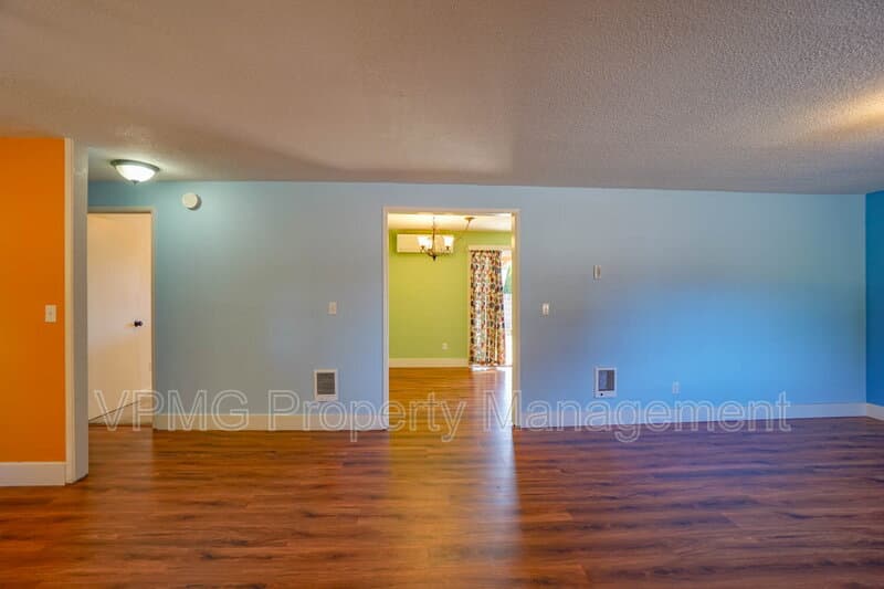 Vancouver House: 411 NE 120th Ave