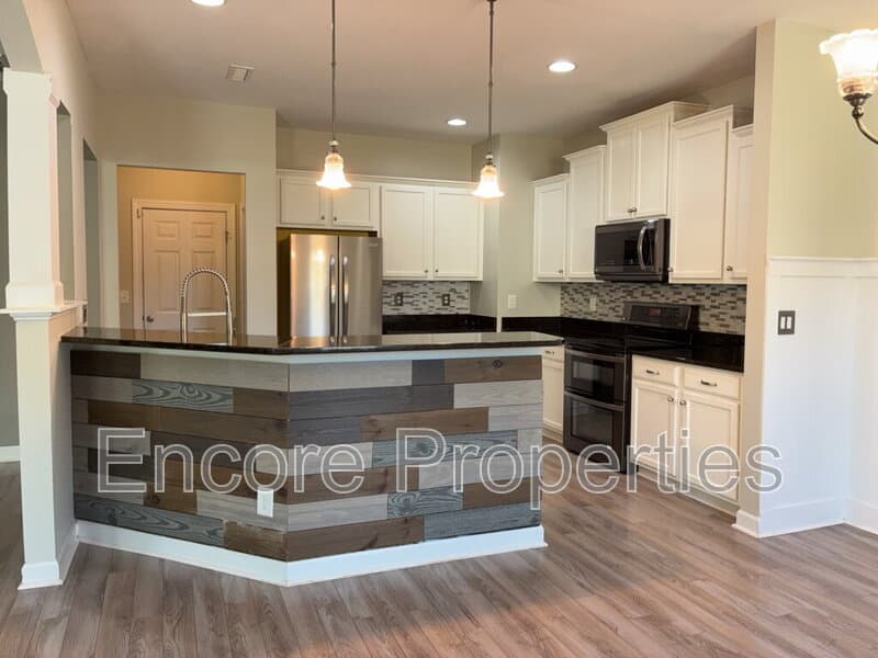 Morrisville House: 200 Roundhouse Lane
