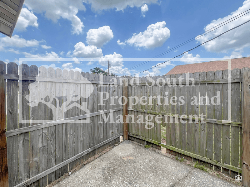 Lakeland House: 5825 Charlton Drive