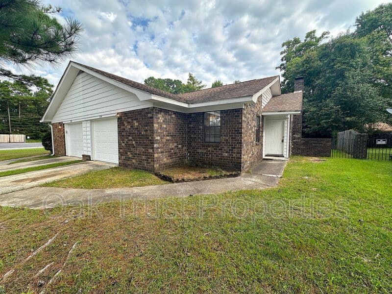 North Charleston House: 7794 McKnight Dr