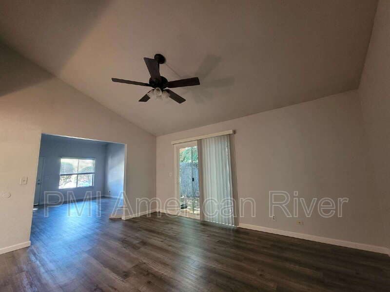 Sacramento Condo: 4926 Saddlerock Way