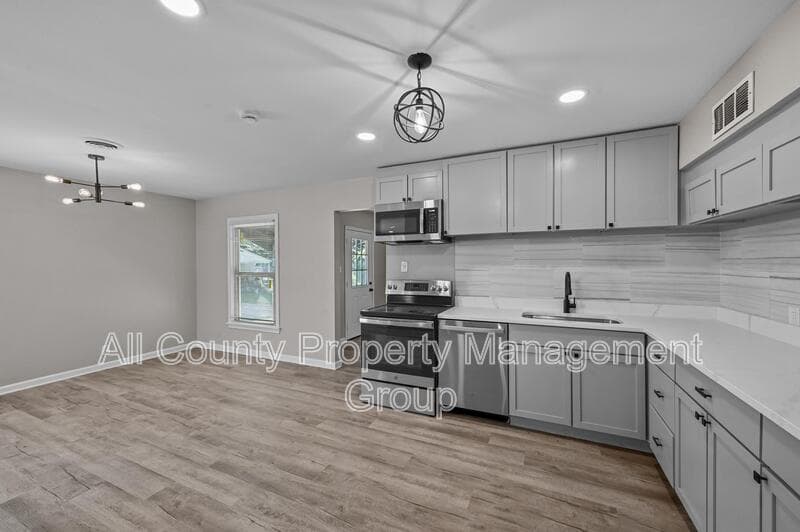 Dallas House: 3677 Rockdale Drive