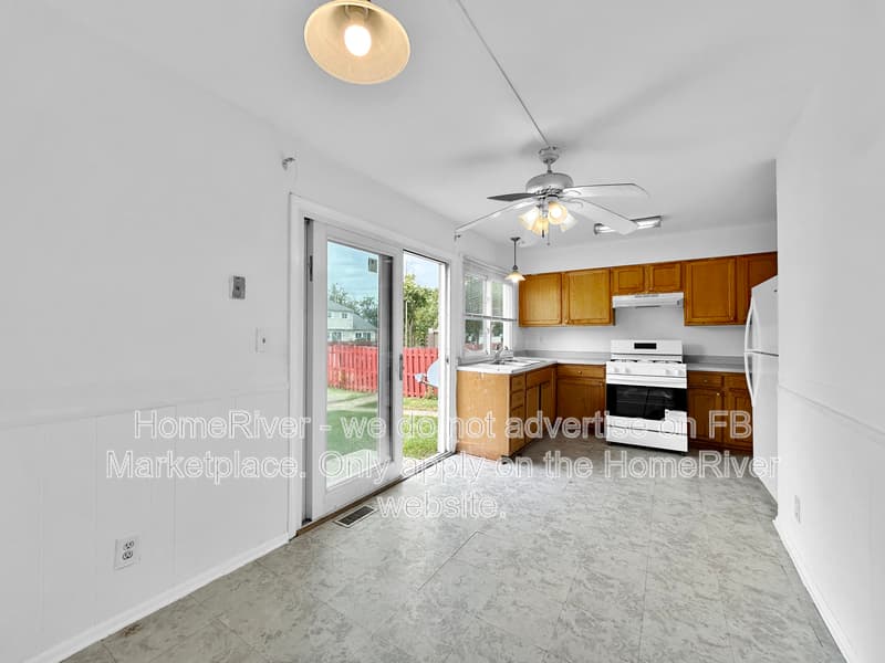 Bolingbrook House: 411 Gainsborough Ct