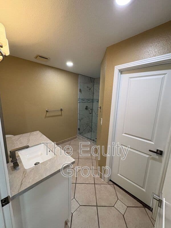 Visalia House: 2322 East Vassar Dr