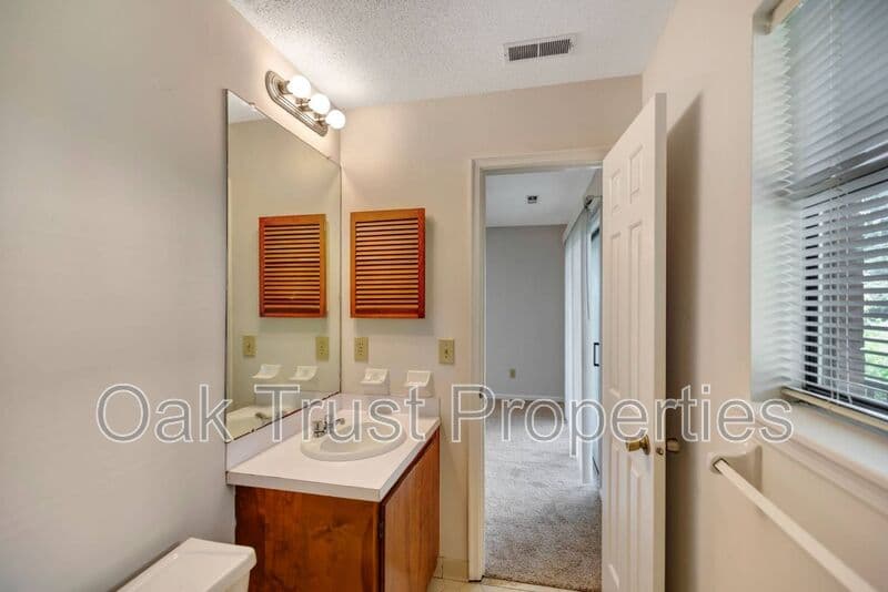 Summerville Townhome: 593 Travelers Blvd