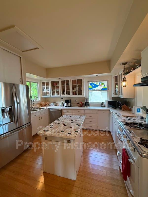 Pacific Grove House: 622 Congress Ave