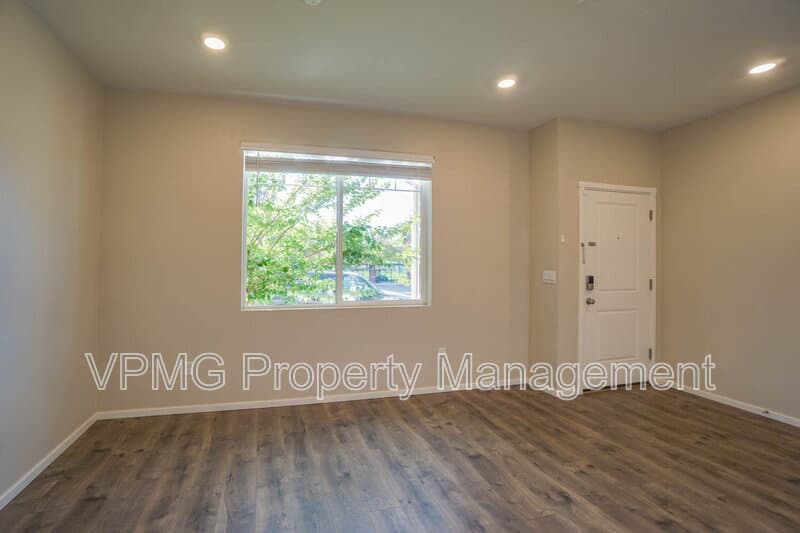 Vancouver House: 2641 Northeast 115th Plaza