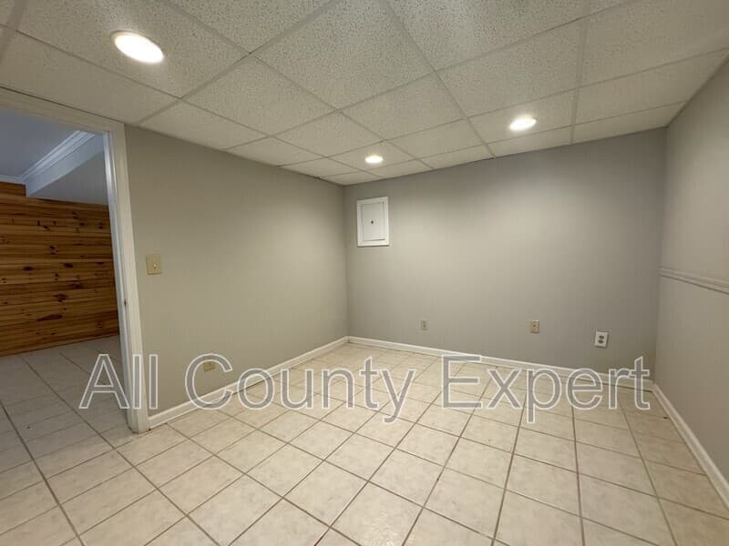 Gainesville House: 9215 Long Hollow Rd