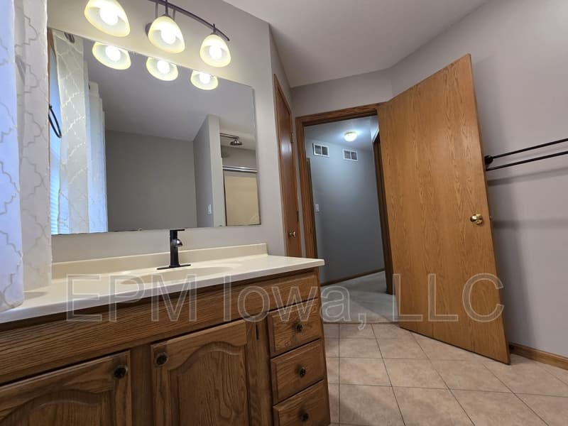 Cedar Falls House: 4710 Donald Drive