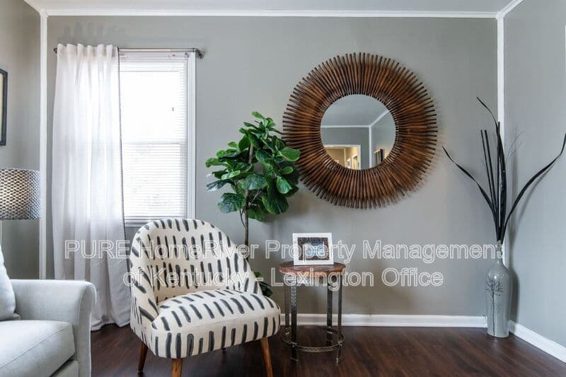 Lexington House: 317 Mockingbird Lane