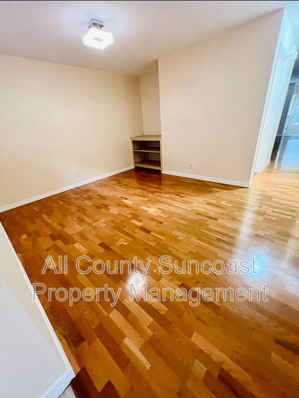 St. Petersburg House: 3872 Mariner Dr