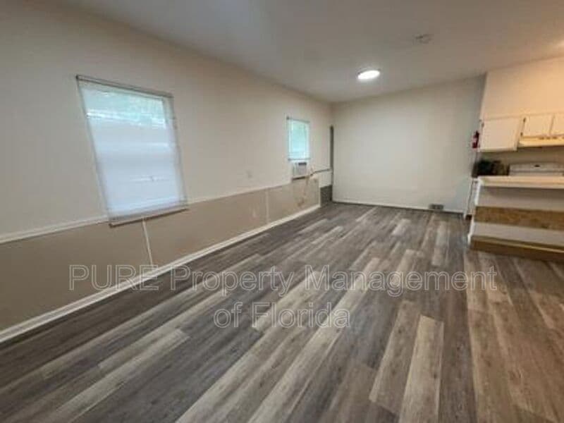 Ocala House: 595 NW 100th St