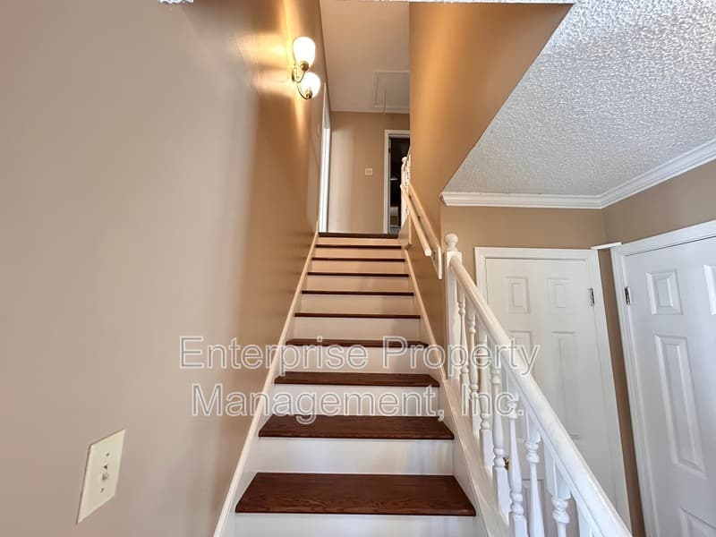 Cordova House: 7828 Bland Lane