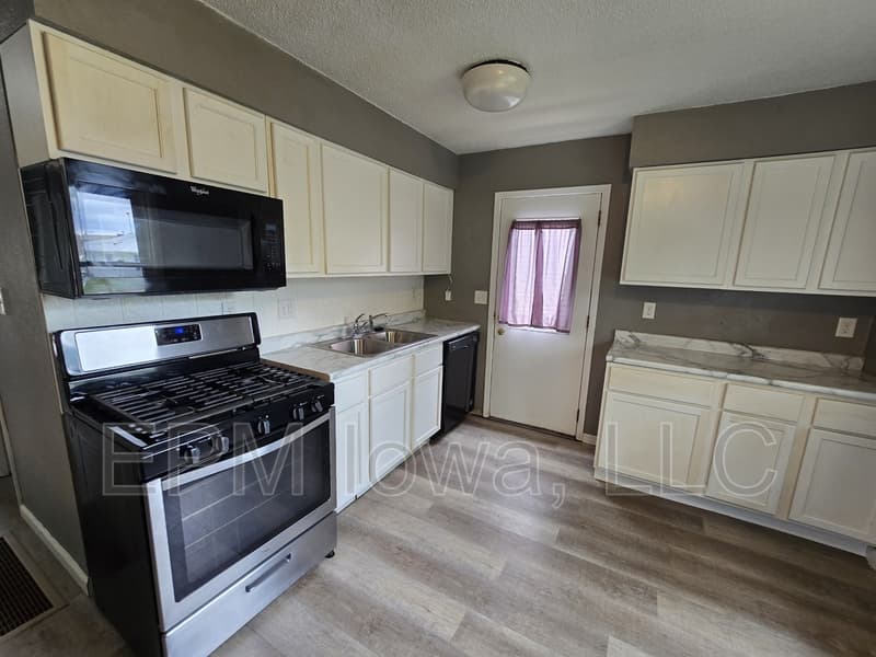 Waterloo House: 1242 Edgewood Drive